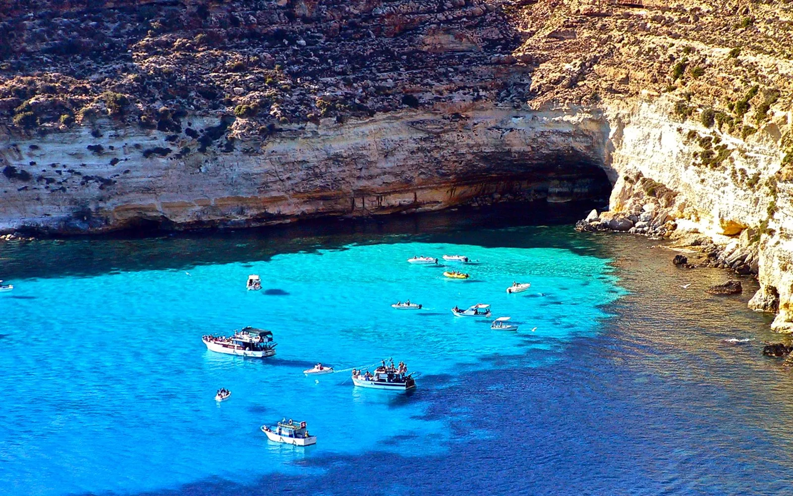 Acqua turchese e falesia calcarea alla Tabaccara, lungo la costa sud di Lampedusa